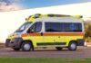 Eboli, scontro tra camion e auto in via Pertini: automobilista in codice rosso in ospedale Un'ambulanza di soccorso (immagine di repertorio)