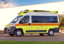 Eboli, scontro tra camion e auto in via Pertini: automobilista in codice rosso in ospedale Un'ambulanza di soccorso (immagine di repertorio)