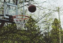 Basket, la O.ME.P.S. Battipaglia ferma a 2 punti: dopo Livorno la trasferta a Schio e lo scontro diretto con Broni Un pallone da basket colpisce il canestro