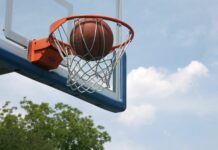 Basket, Battipaglia riceve la Nuova Stabia in Divisione Regionale 1: domenica alle 19 al PalaZauli Un pallone da basket sul ferro del canestro