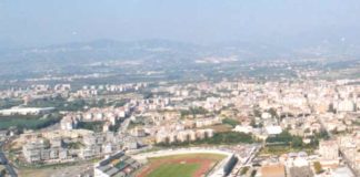 Battipaglia, la protesta dei Tir ferma la città: niente mercato, rifiuti sospesi e scaffali vuoti Lo stadio Pastena di Battipaglia