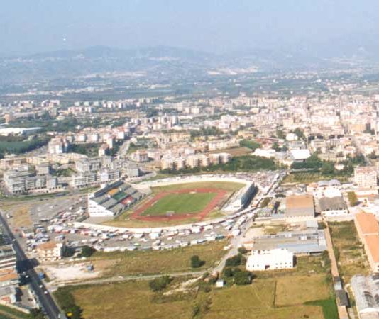 Battipaglia, la protesta dei Tir ferma la città: niente mercato, rifiuti sospesi e scaffali vuoti Lo stadio Pastena di Battipaglia