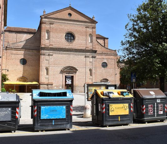 Battipaglia, stop alla raccolta dei rifiuti: venerdì sera si può conferire solo l’umido Cassonetti per la raccolta differenziata