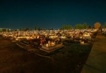 Battipaglia, Commemorazione dei Defunti: dal 31 ottobre al 2 novembre bus gratuiti per il cimitero Lumini accesi sulle tombe di un cimitero (immagine di repertorio)