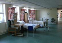 Battipaglia, ospedale Santa Maria della Speranza: da lunedì 26 ottobre i primi ricoveri Una corsia di degenza ospedaliera (immagine di repertorio)
