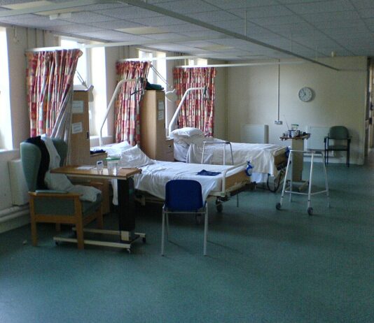 Battipaglia, ospedale riaperto a metà: tornano Pronto soccorso e ricoveri urgenti, il materno-infantile attende fine novembre Una corsia di degenza ospedaliera (immagine di repertorio)