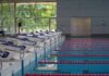 Una piscina con le corsie e i blocchi di partenza