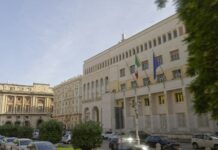Alta velocità Battipaglia-Romagnano, operai egiziani in presidio davanti alla Prefettura: chiedono lo stipendio di settembre Il Palazzo della Prefettura di Salerno