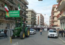 Battipaglia, trattori in corteo fino a Salerno: gli agricoltori portano in Prefettura le richieste contro il carovita Trattori in corteo durante una protesta degli agricoltori (immagine di repertorio)